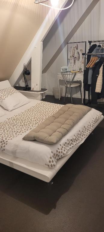 Un pat sau paturi într-o cameră la Chambre chez particulier 10mn du circuit