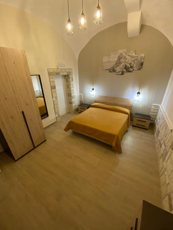 een slaapkamer met een bed in een kamer bij Dimora Vesuviana in Ercolano