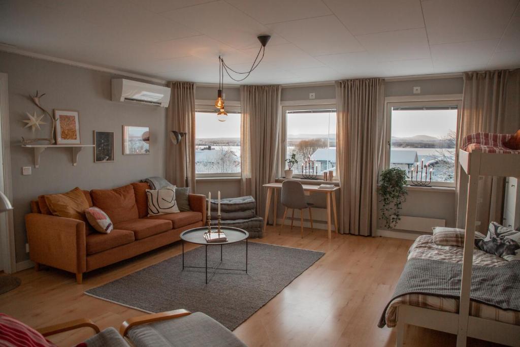 Posezení v ubytování Cozy mountain view apartment