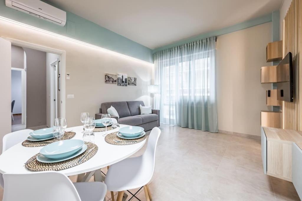 une salle à manger avec une table blanche et des chaises blanches dans l'établissement Casa Amelia - Elegant Suite con parcheggio gratuito, à Parme