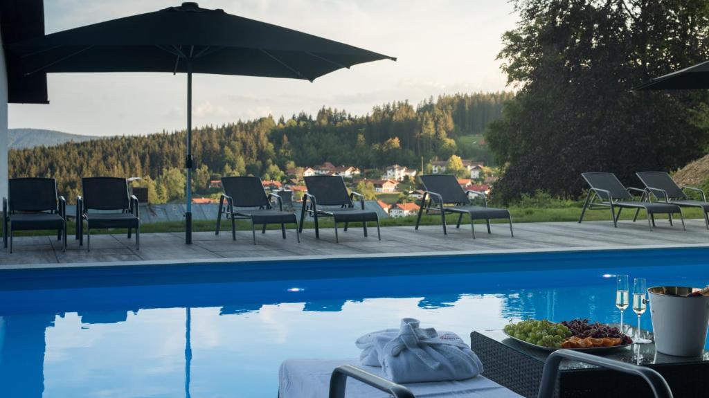 Bazén v ubytování Hotel Bavaria nebo v jeho okolí