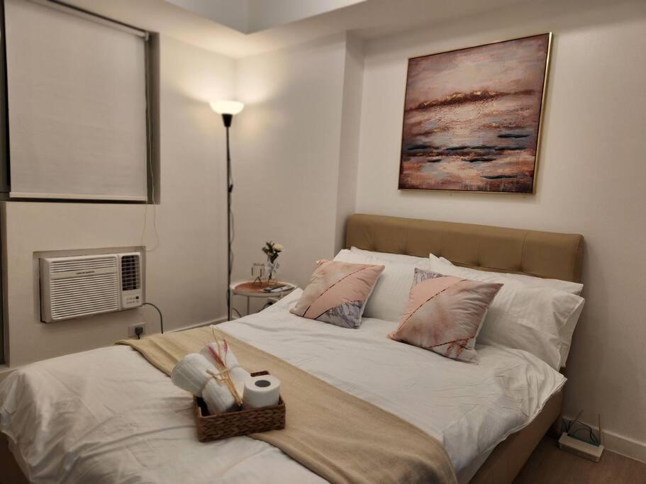 um quarto com uma cama grande e 2 almofadas em Studio in Azure with Arayat View em San Fernando