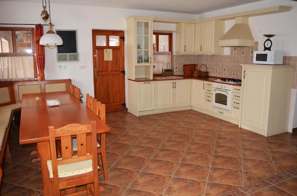A kitchen or kitchenette at Jákó Ház