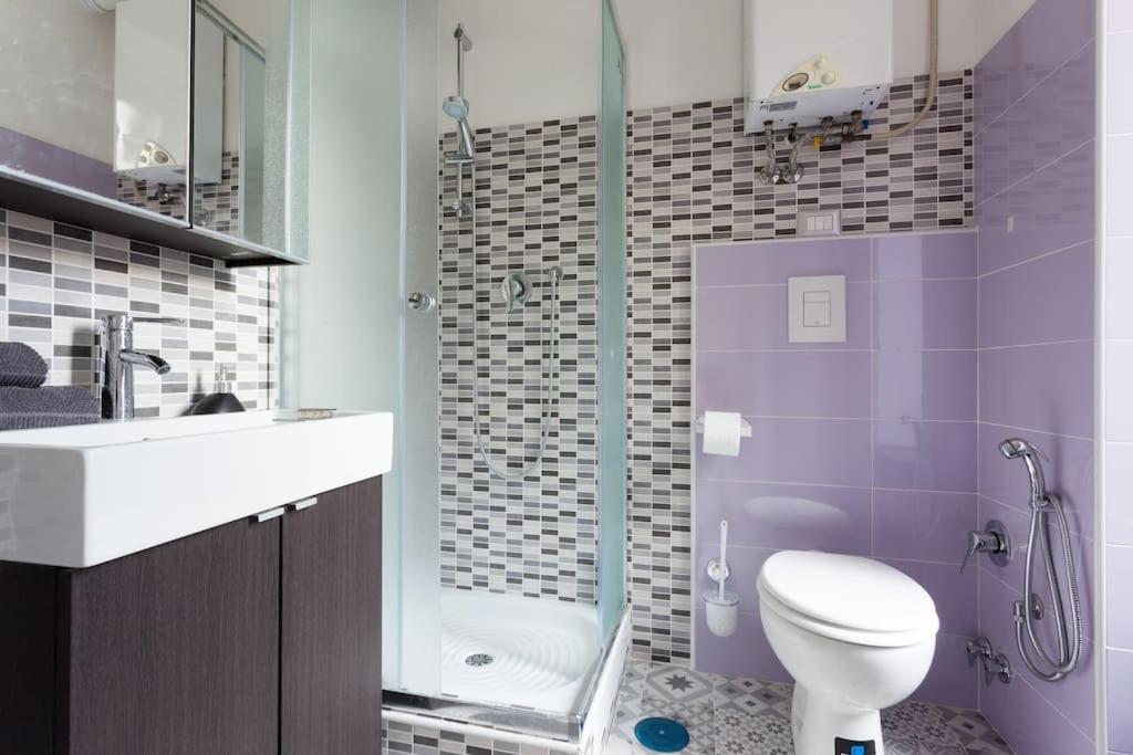 fioletowa łazienka z toaletą i umywalką w obiekcie Liudan&rooms Affittacamere w Rzymie
