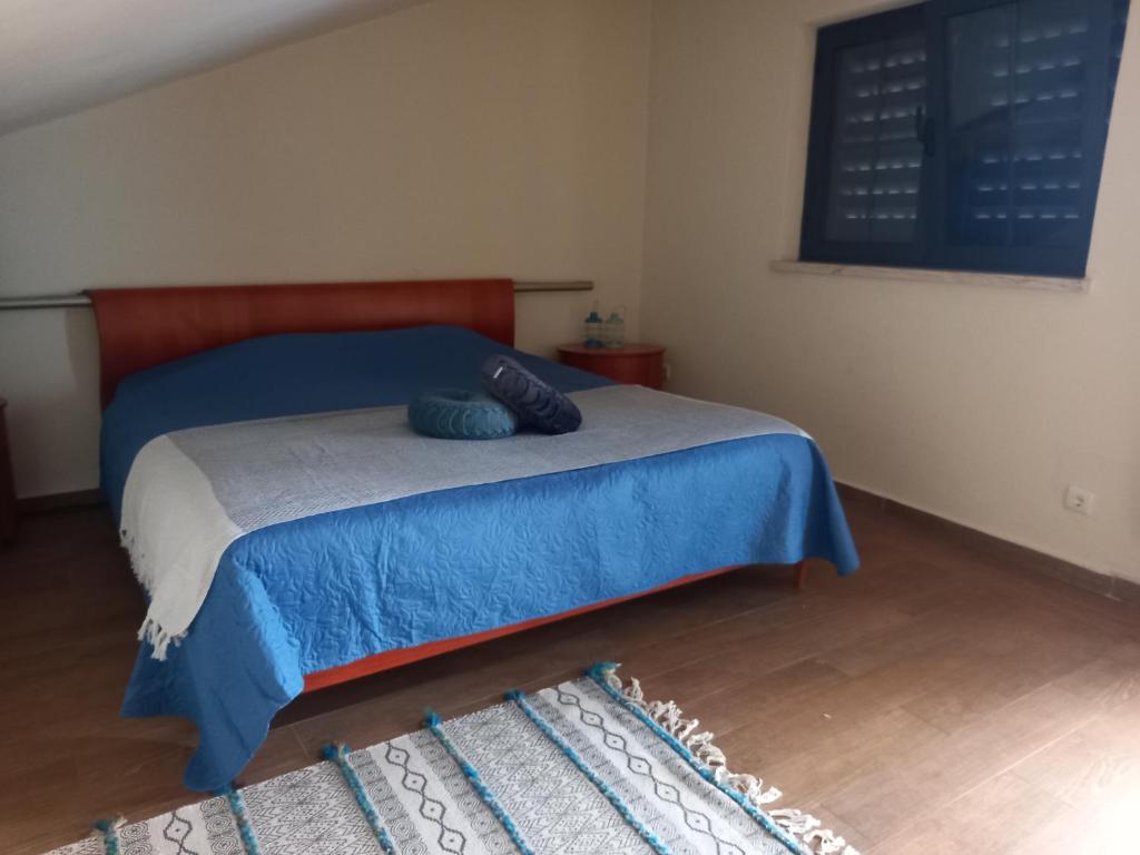 1 dormitorio con cama azul y manta azul en Regina en Peso