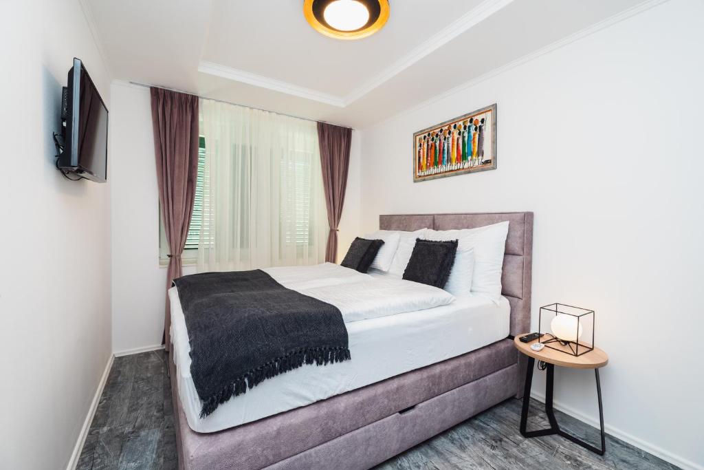 1 dormitorio con 1 cama grande y TV en Apartment Misto en Split