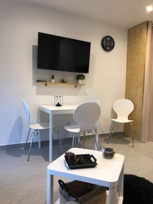 Televízia a/alebo spoločenská miestnosť v ubytovaní Le Lioran, La Sumène, Studio balcon tout confort aux pieds des pistes