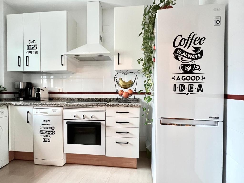 Kuchnia lub aneks kuchenny w obiekcie Teodosio Apartment FREE PARKING & CENTRAL AC