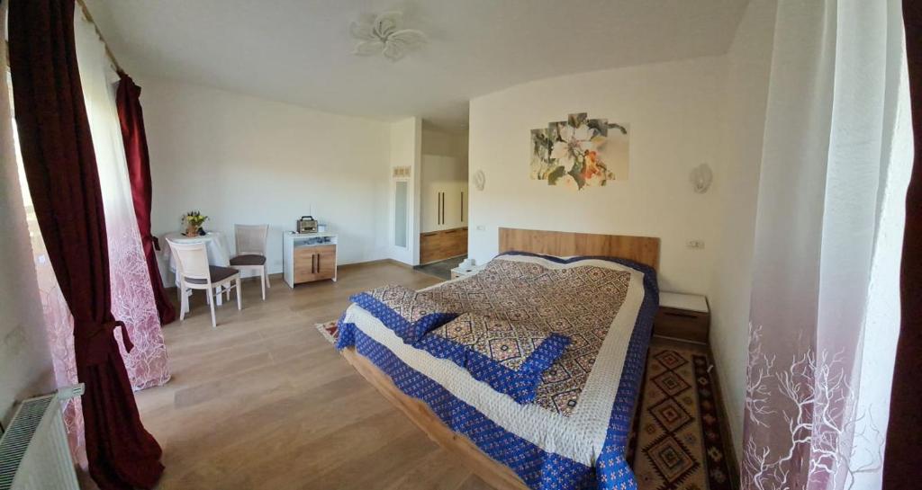 Casa Daria : غرفة نوم مع سرير وغرفة طعام
