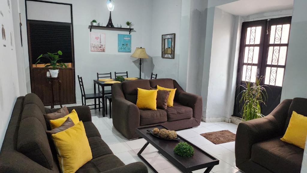 a living room with two couches and a table at Departamento céntrico y acogedor in Zacatecas