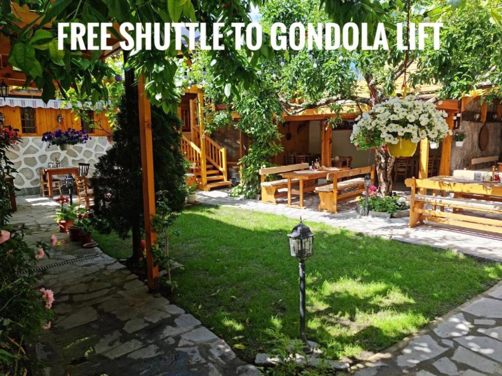 een tuin met een bord met een gratis pendeldienst naar de guombula-lift bij Mamin Kolio in Bansko