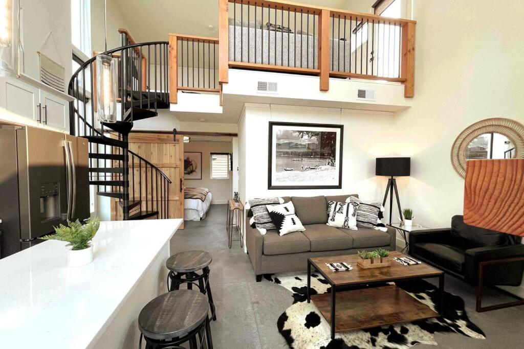ein Wohnzimmer mit einem Sofa und einem Tisch in der Unterkunft BRAND New Upscale Home- BEST location! in Whitefish