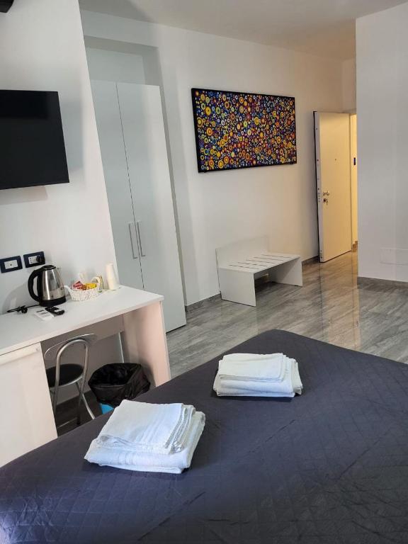 Telewizja i/lub zestaw kina domowego w obiekcie Dimore Pietrapenta Apartments, Suites & Rooms - Via Lucana 223, Via Piave 23, Via Chiancalata 16