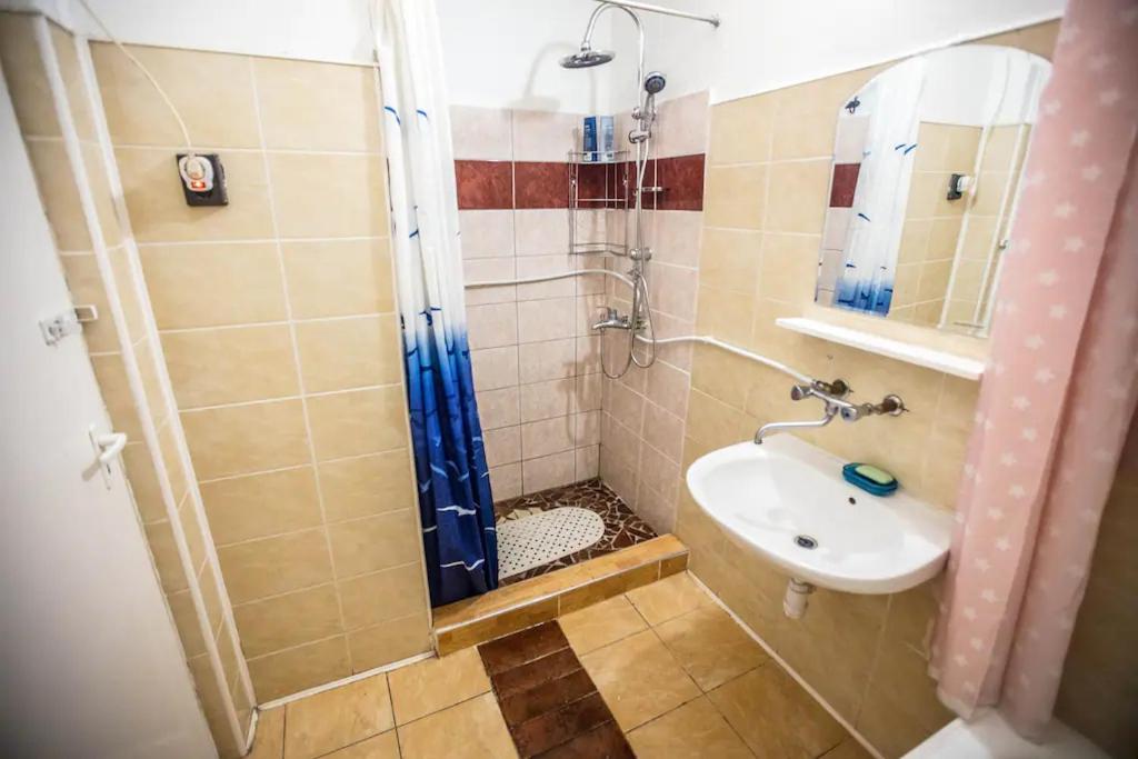 Kúpeľňa v ubytovaní Center apartment 5 private room for 19 people