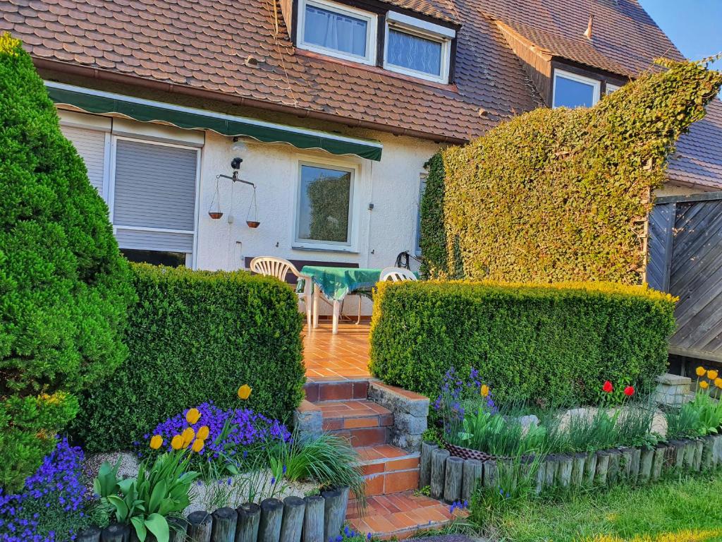 una casa con un jardín con flores y arbustos en Ferienwohnung Donauidylle en Lauingen
