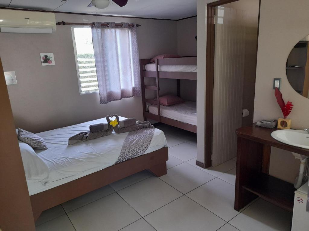 Postel nebo postele na pokoji v ubytování Hotel El Colibri Rojo - Cabinas - Le Colibri Rouge