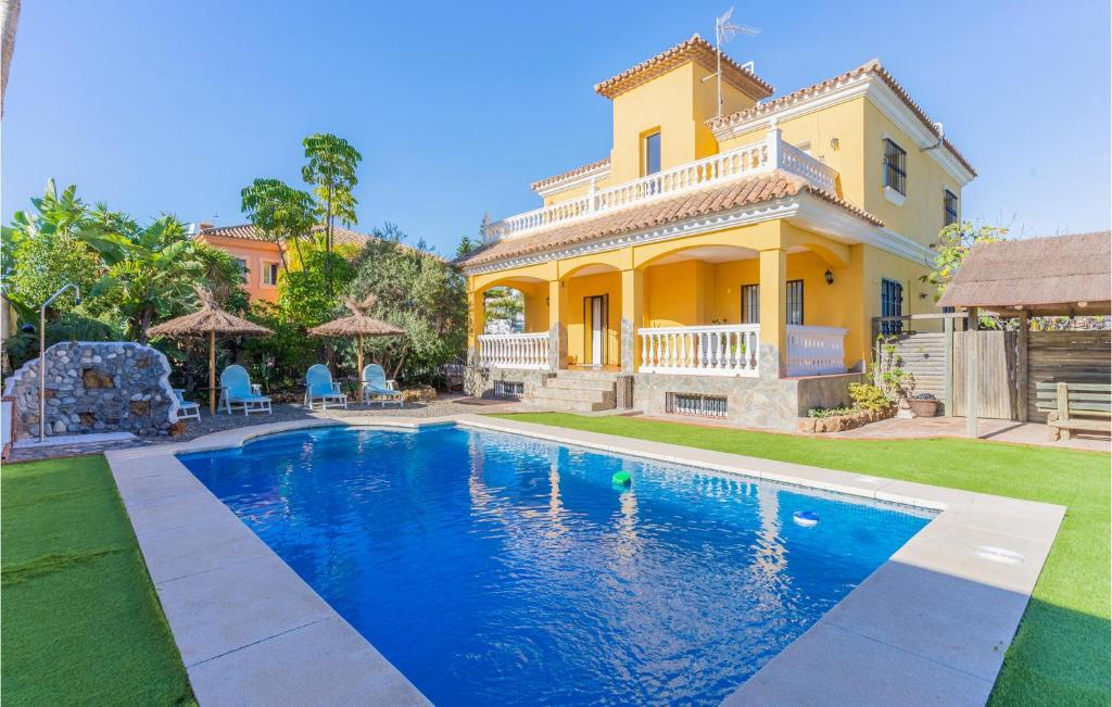 ein Haus mit einem Pool vor einem Haus in der Unterkunft Lovely Home In Malaga With Swimming Pool in Málaga
