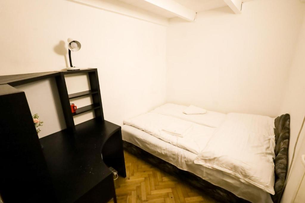 Posteľ alebo postele v izbe v ubytovaní Center apartment 5 private room for 19 people