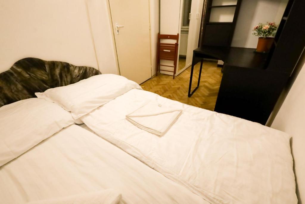 Posteľ alebo postele v izbe v ubytovaní Center apartment 5 private room for 19 people
