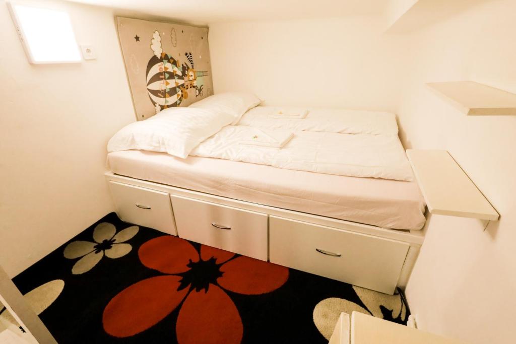 Posteľ alebo postele v izbe v ubytovaní Center apartment 5 private room for 19 people