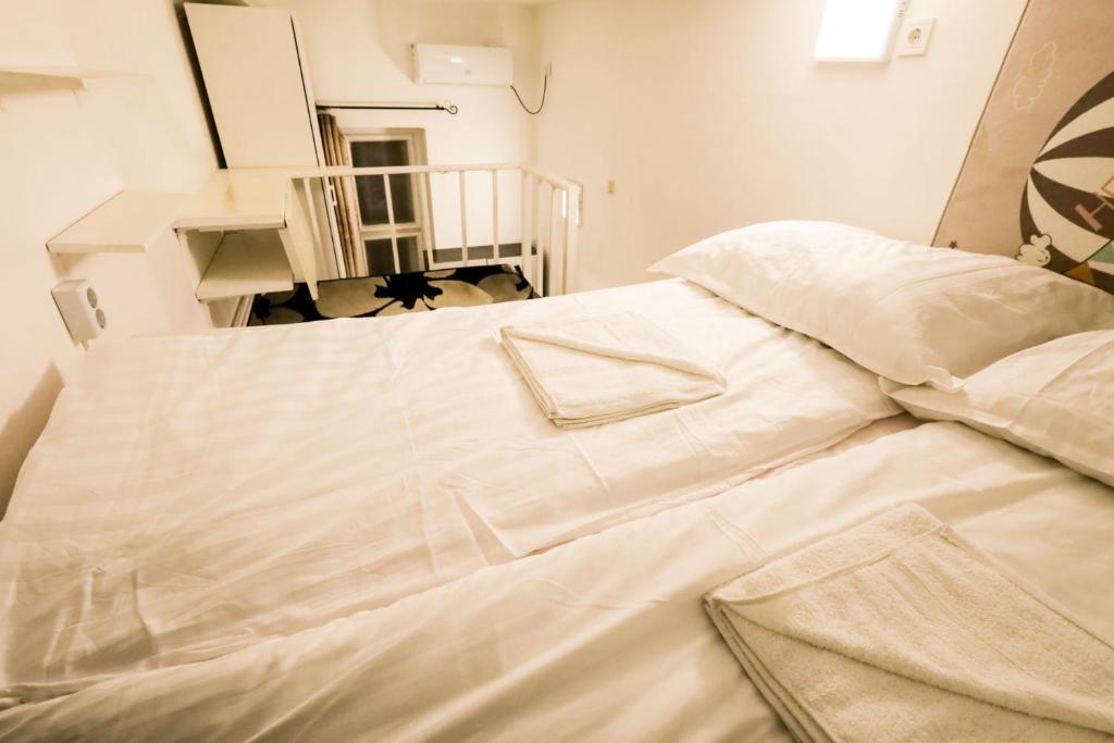 Posteľ alebo postele v izbe v ubytovaní Center apartment 5 private room for 19 people