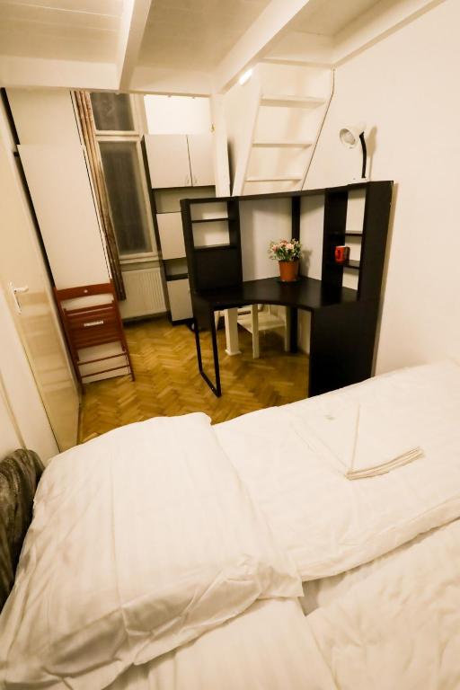 Posteľ alebo postele v izbe v ubytovaní Center apartment 5 private room for 19 people