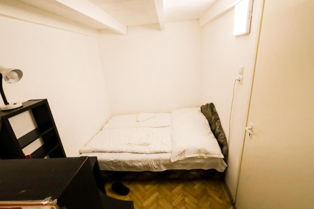 Posteľ alebo postele v izbe v ubytovaní Center apartment 5 private room for 19 people
