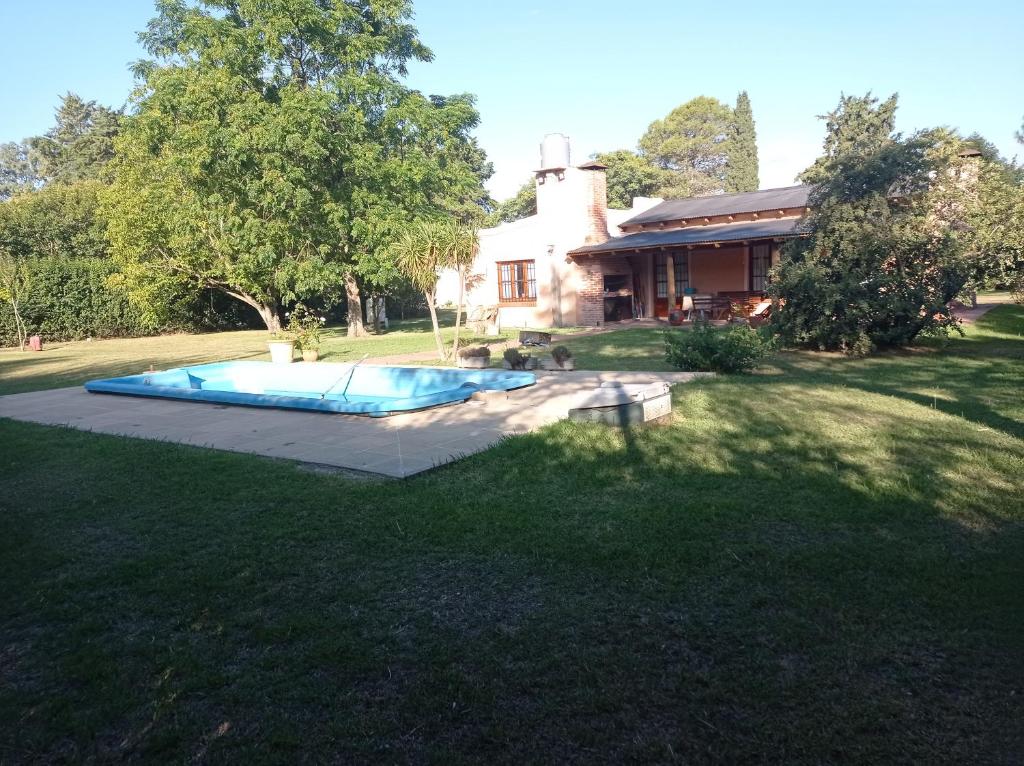 una casa con piscina en el patio en La cuarta en Baradero