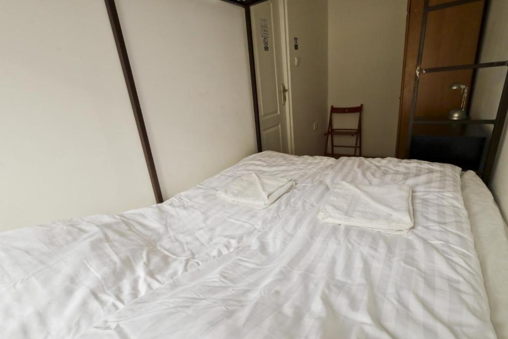 Posteľ alebo postele v izbe v ubytovaní Center apartment 5 private room for 19 people