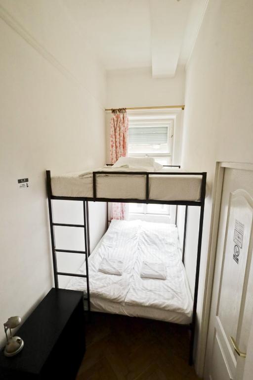 Posteľ alebo postele v izbe v ubytovaní Center apartment 5 private room for 19 people