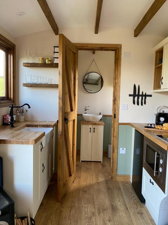 Kuchyň nebo kuchyňský kout v ubytování Silver Fern Glamping