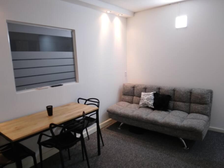 內烏肯的住宿－Ubicación ideal en Ciudad de Neuquén.，客厅配有沙发和桌子