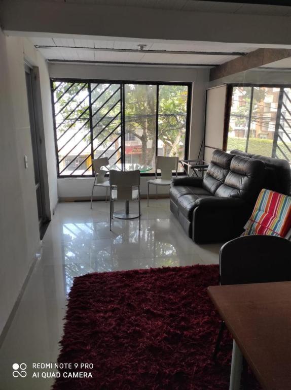 sala de estar con sofá y mesa en Lindo Apartamento Sector Estrato 5, en Ibagué