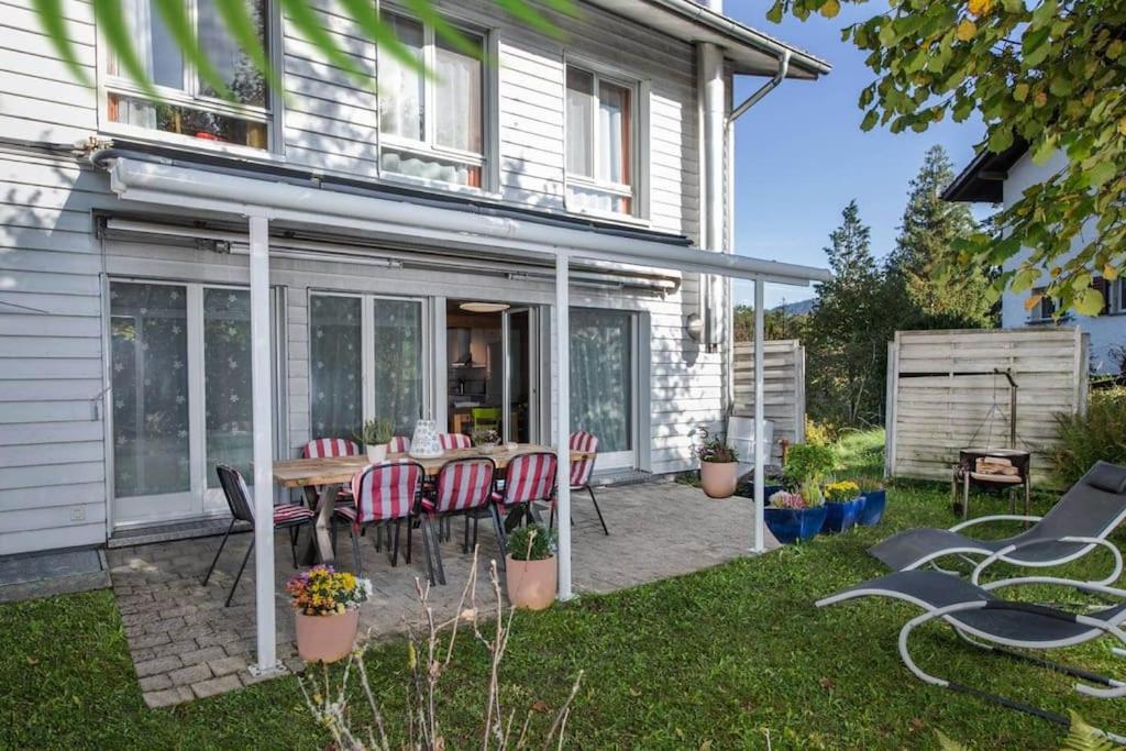 eine Terrasse mit einem Tisch und Stühlen vor einem Haus in der Unterkunft Hadassa Apartment Maranatha / Selah in Steffisburg