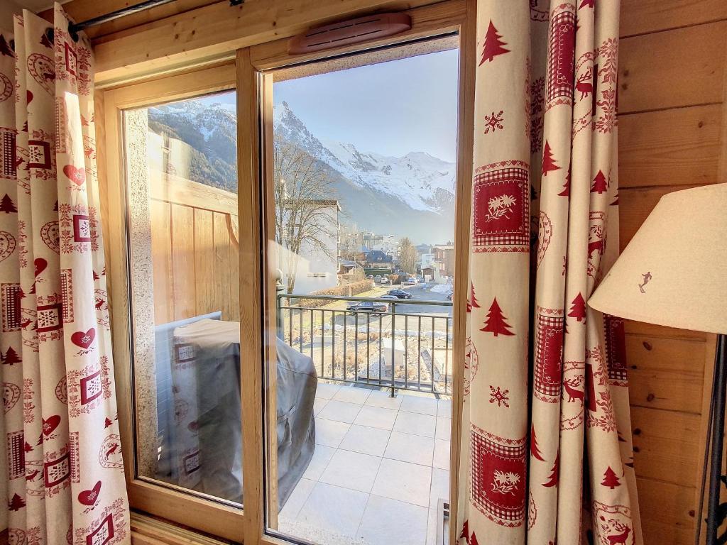 uma janela num quarto com vista para uma montanha em Bells Lodge em Chamonix-Mont-Blanc