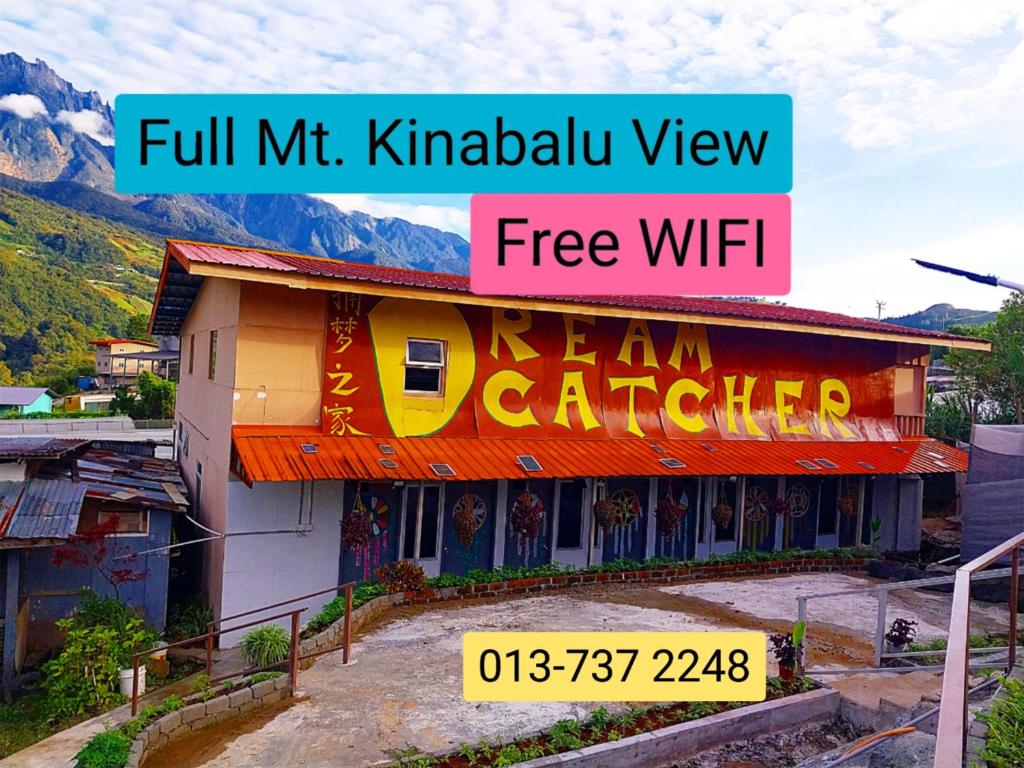 un edificio con un cartel que lee la vista completa mt kimbal wifi gratis en Dreamcatcher Homestay, Kundasang, en Ranau