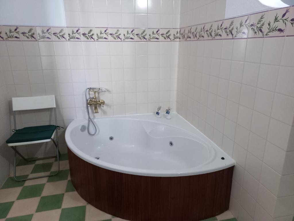Aproveite o Sabor do Alentejo - Jacuzzi privado en la habitación en Vila Verde de Ficalho