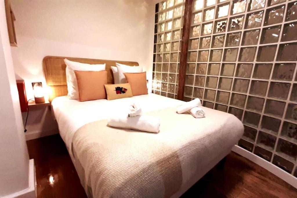um quarto com uma cama com duas toalhas em Midnight in Paris Montmartre em Paris