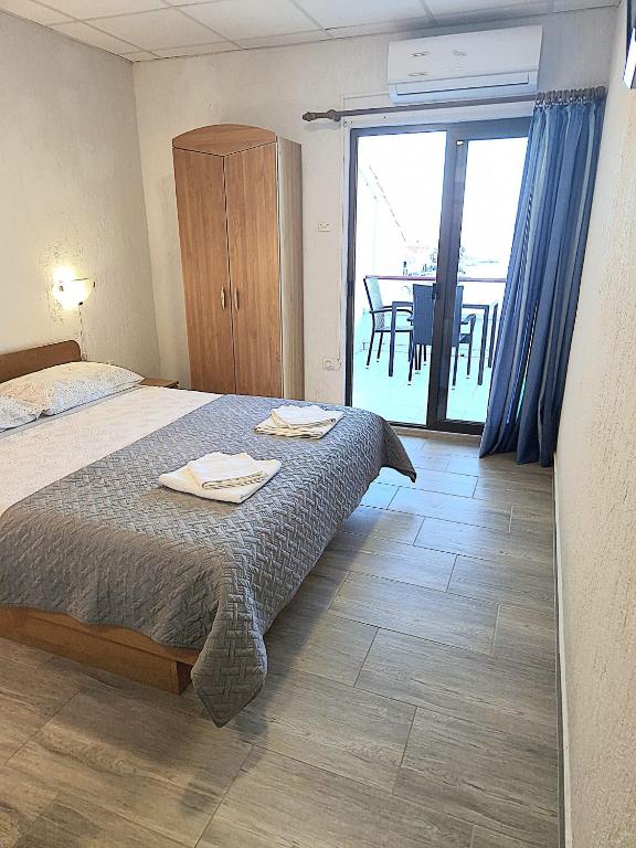 Postel nebo postele na pokoji v ubytování Apartments Ana