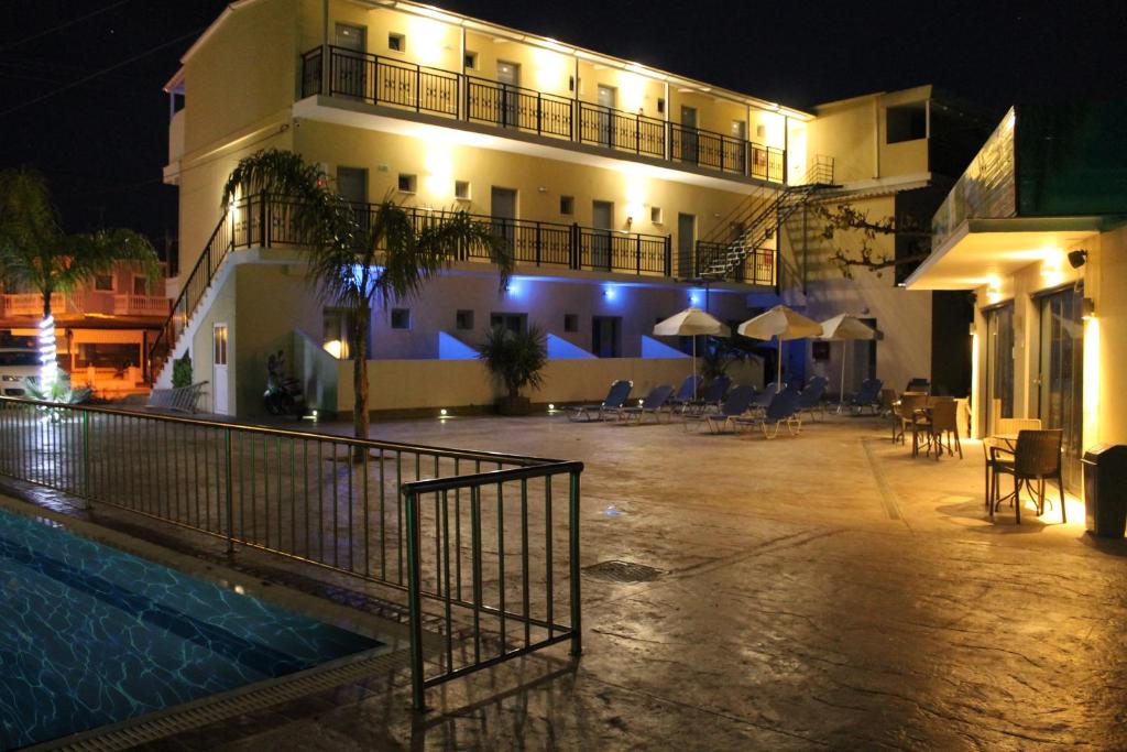 budynek z basenem w nocy w obiekcie LA CARETTA S1 w Alikanás