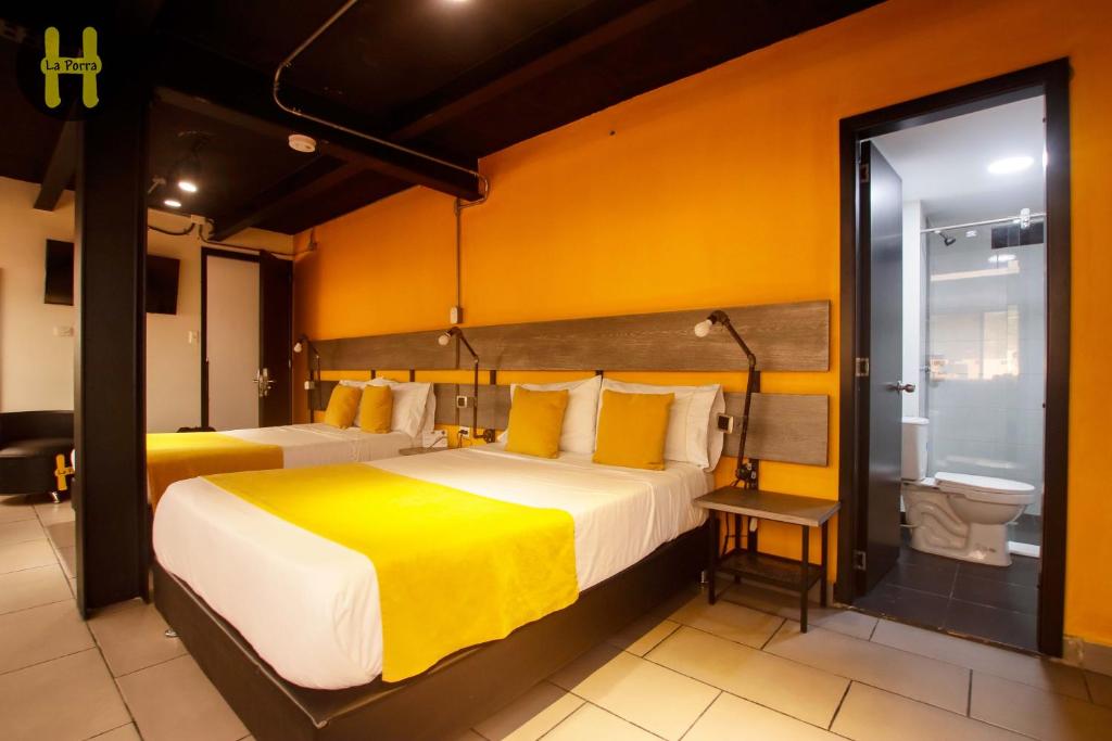 聖羅莎德卡瓦爾的住宿－La Porra HOTEL，一间带两张床的卧室和一间带卫生间的浴室