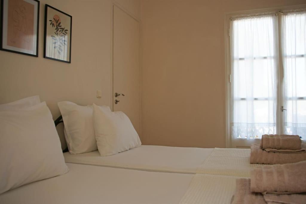 Postel nebo postele na pokoji v ubytování Fereniki's place