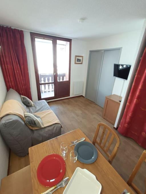 un salon avec une table et un canapé dans l'établissement BEAU STUDIO CAB.- 4 PERS - PIED DES PISTES, à Tignes