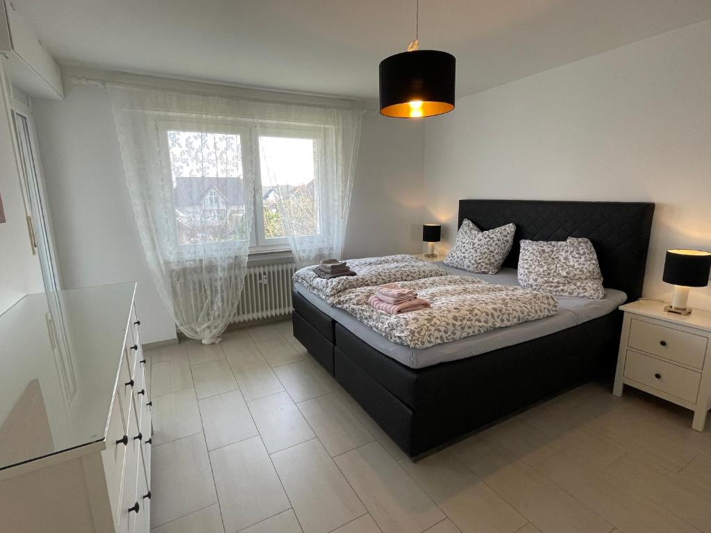 - une chambre avec un lit et une fenêtre dans l'établissement Süße, komfortable Wohnung - 52qm mit Parkplatz, à Rietberg