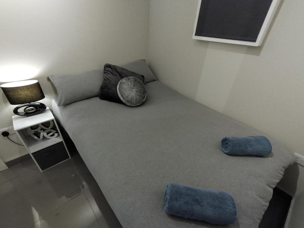 Postel nebo postele na pokoji v ubytování Queens Holiday Basement