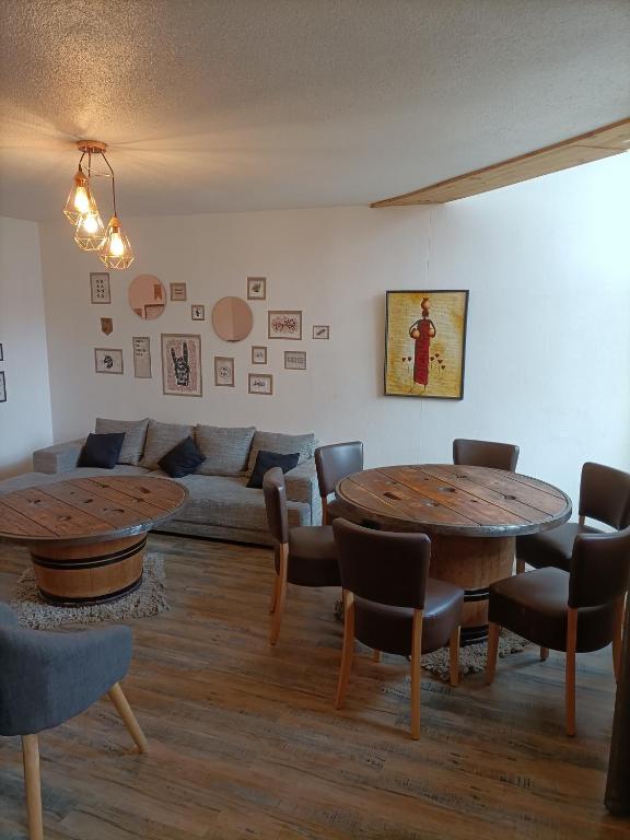 a living room with two tables and a couch at Charmant appartement spacieux avec 3 chambres in Agen