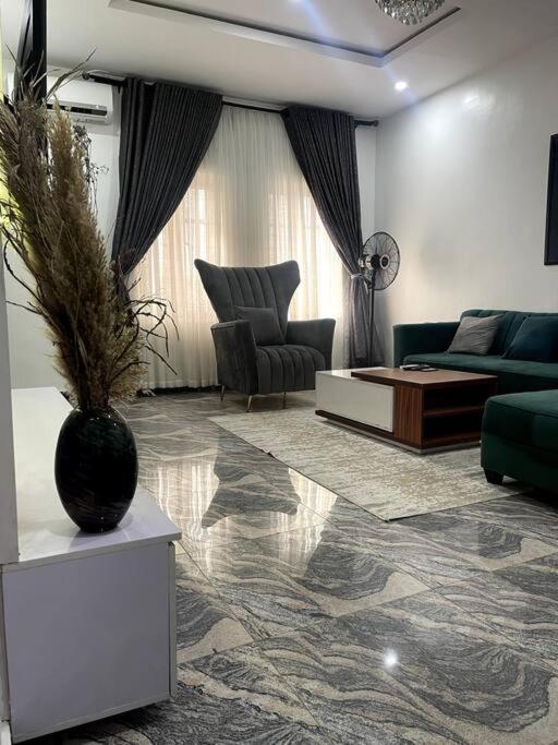 Posezení v ubytování Beautiful 2Br Apt in Ogba, Ikeja, Lagos