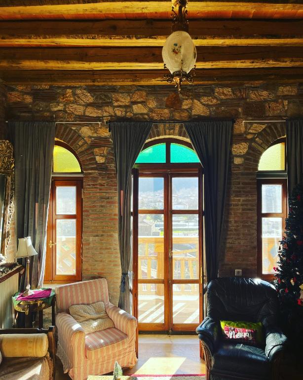 A seating area at Lykos Mansion