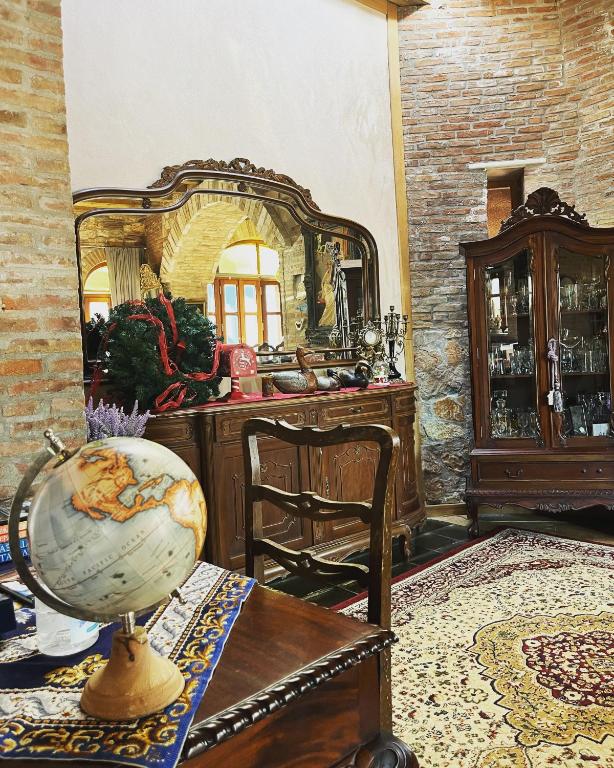A seating area at Lykos Mansion