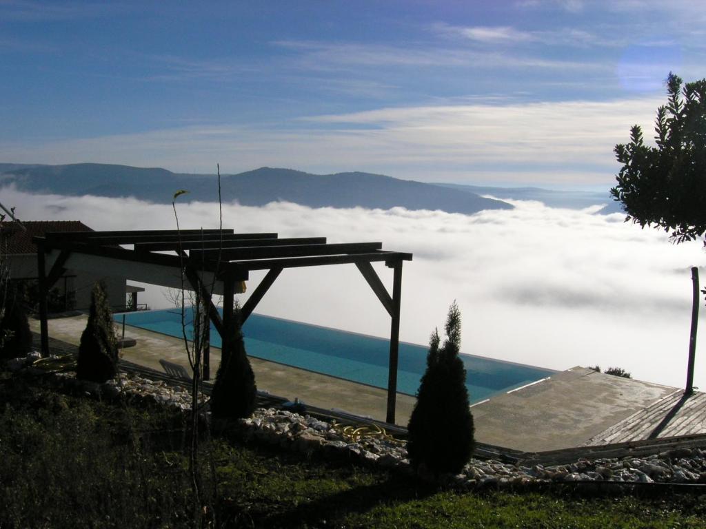 een uitzicht op de oceaan vanuit een huis in de wolken bij Casa de Alpajares - Guest House & Spa in Freixo de Espada à Cinta